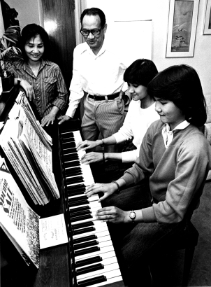 Mai Huong and Sister Sylvie Huong Nguyen with Parents Binh and Dam in Aurora 1984