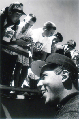 Andres Galarraga greets young fans 1993
