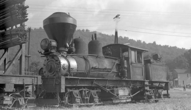Three-quarter view of left side of engine, from front end. Photographed: Rainelle, West Virginia, June 27, 1950.
