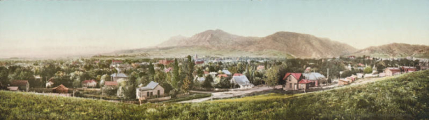 Panoramic view of Boulder (Boulder County), Colorado. Shows houses on probably Hill Street (Mapleton Avenue). Downtown public and commercial buildings include the domed Boulder County Courthouse and the Masonic Temple Building. The University of Colorado and houses are on University Hill, and The Flatirons are in the distance.