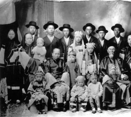Photo of a large Chinese Family