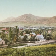 Panoramic view of Boulder (Boulder County), Colorado. Shows houses on probably Hill Street (Mapleton Avenue). Downtown public and commercial buildings include the domed Boulder County Courthouse and the Masonic Temple Building. The University of Colorado and houses are on University Hill, and The Flatirons are in the distance.