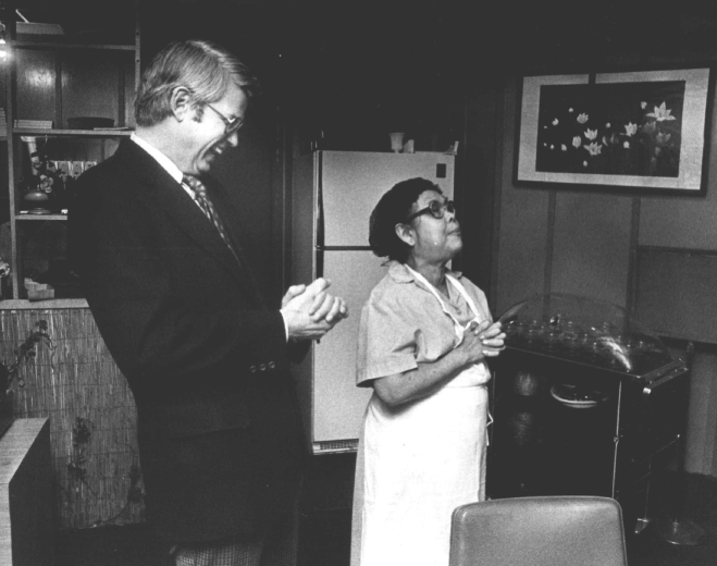 Lilly prays for Dick Lamm as during election 