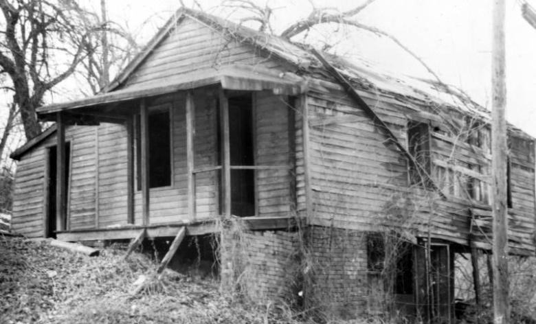 View of Margaret "Molly" Tobin Brown's girlhood home in Hannibal, Missouri. The one-story wood frame house has a covered porch.