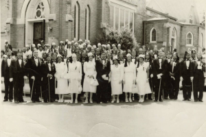 Exterior group photograph of Leroy Smith and other members of the Shriners Club Syrian Temple No. 49.
